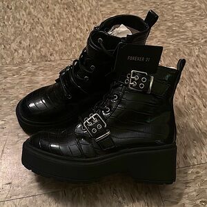FOREVER 21 Brand New Faux Crocodile Leather Booties 🖤